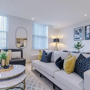 Designer In Sleeps 5 Apartment